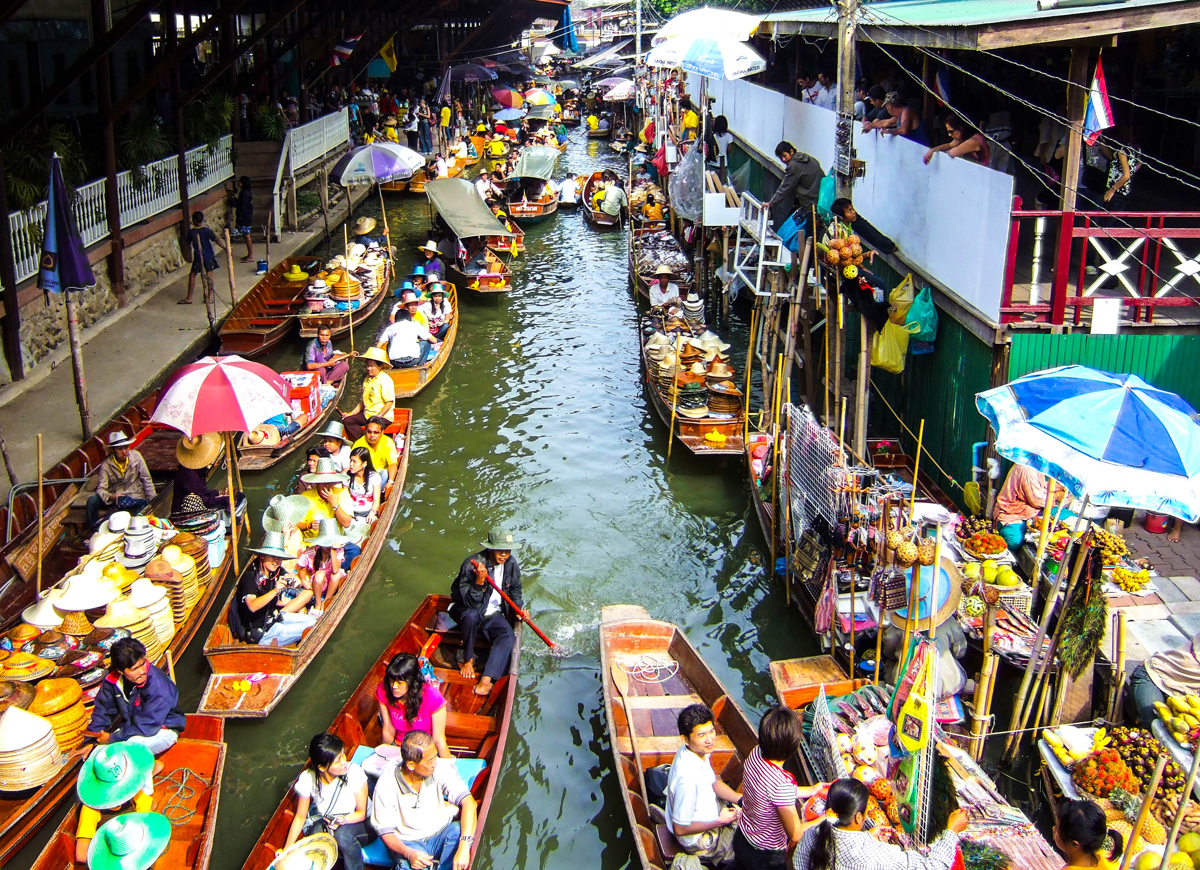 Mercados flotantes en Tailandia ¡bullicio y tradición!